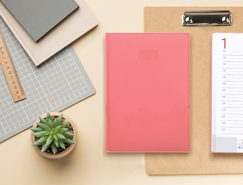 AGENDA ENCUADERNADA LIDERPAPEL CRETA 17X24 CM 2024 DIA PAGINA COLOR ROSA PAPEL 70 GR