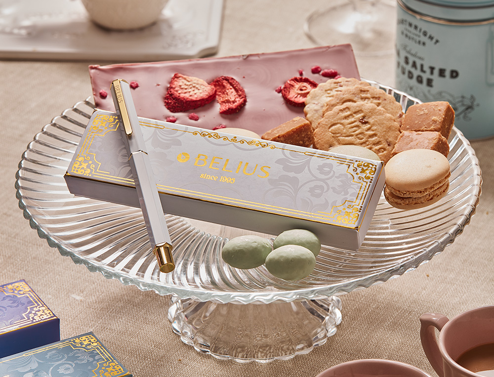 BOLIGRAFO BELIUS MACARON BLISS FORMA HEXAGONAL COLOR BLANCO Y DORADO TINTA AZUL CAJA DE DISEO