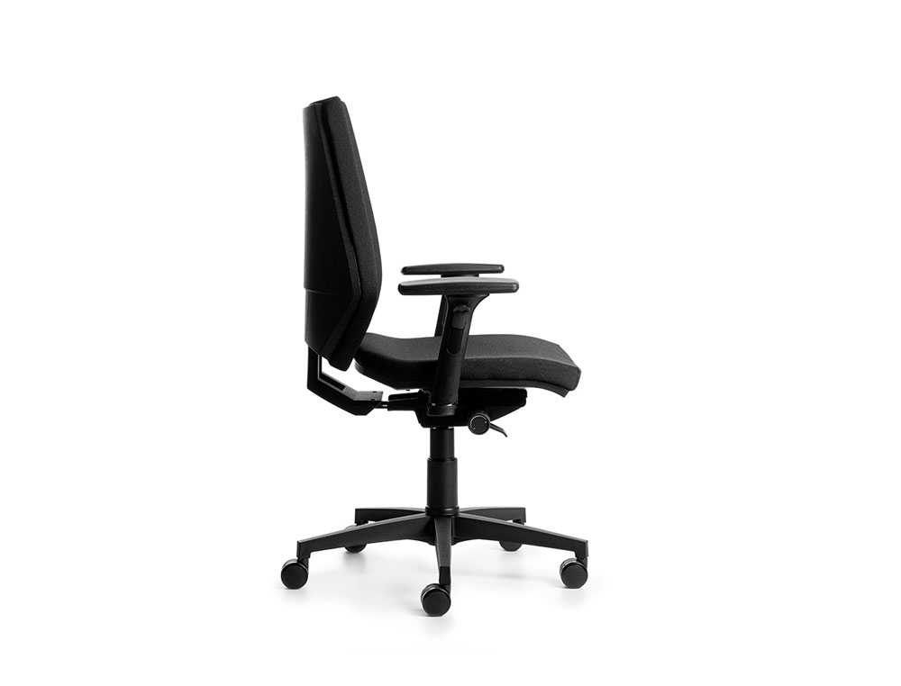 SILLA ROCADA DIRECCION CON BRAZOS REGULABLES BASE POLIMERO MECANISMO SINCRO CARCASA NEGRA TELA AZUL