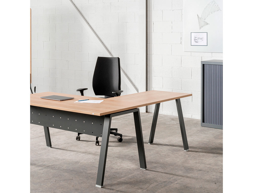 SILLA ROCADA DIRECCION CON BRAZOS REGULABLES BASE POLIMERO MECANISMO SINCRO CARCASA NEGRA TELA AZUL
