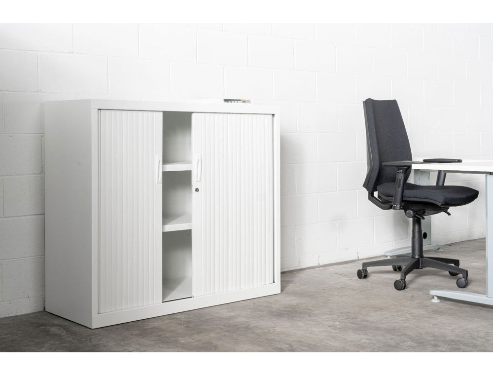 SILLA ROCADA DIRECCION CON BRAZOS REGULABLES BASE POLIMERO MECANISMO SINCRO CARCASA NEGRA TELA AZUL