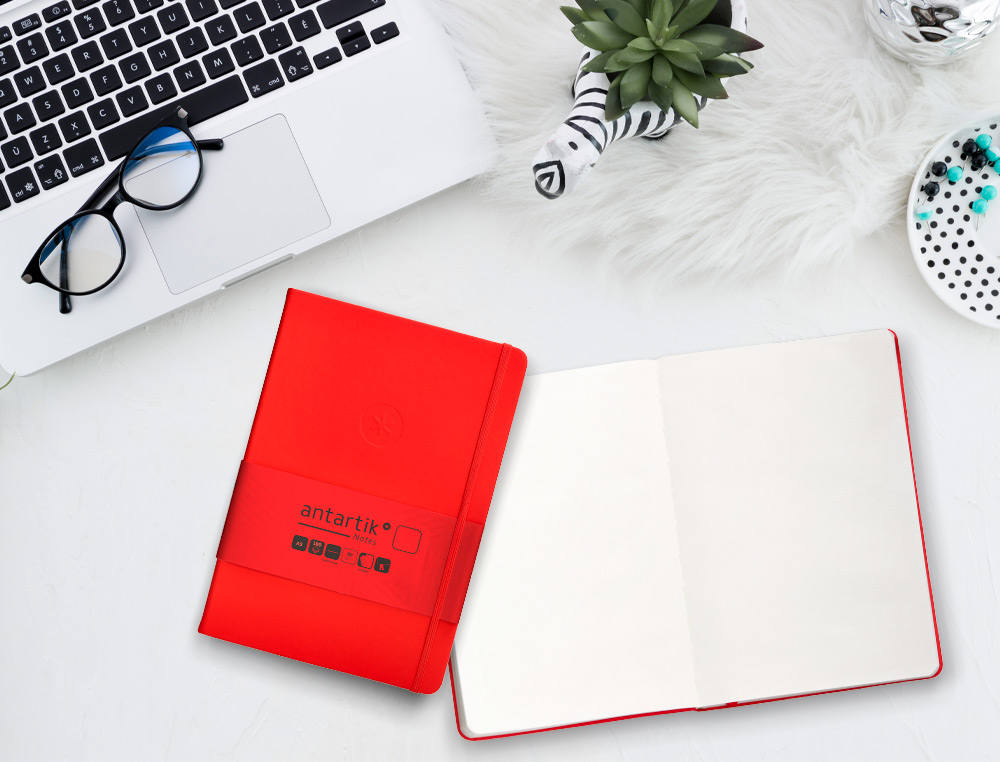 CUADERNO CON GOMILLA ANTARTIK NOTES TAPA DURA A5 HOJAS LISAS ROJO 100 HOJAS 80 GR FSC