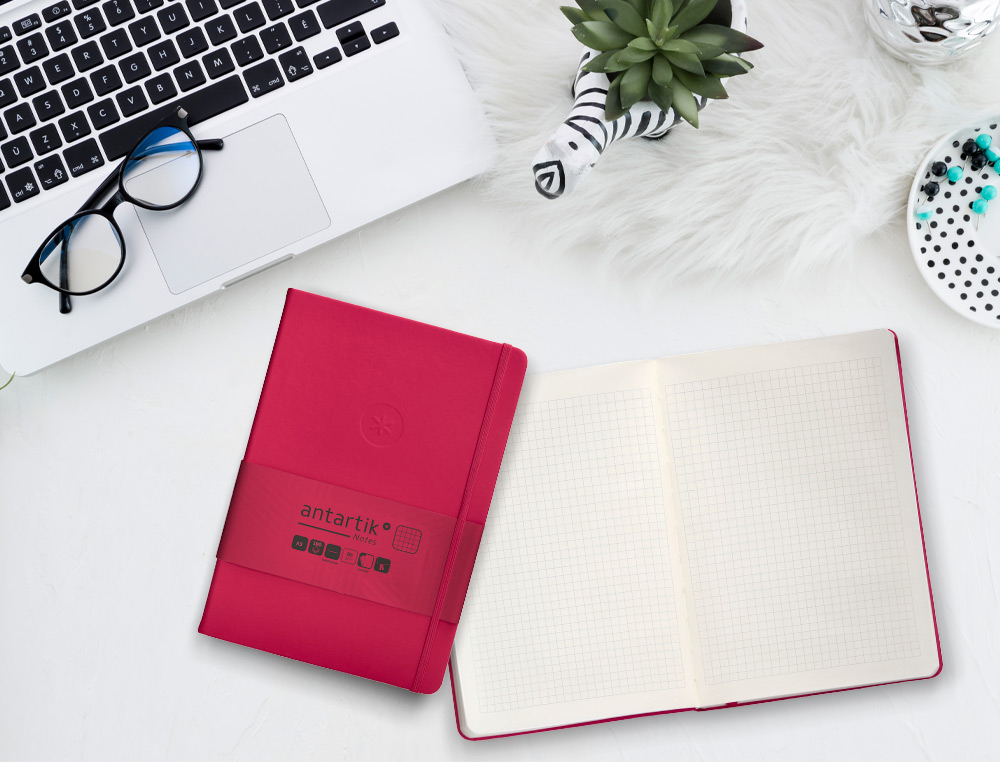 CUADERNO CON GOMILLA ANTARTIK NOTES TAPA DURA A5 HOJAS CUADRICULA BURDEOS 100 HOJAS 80 GR FSC