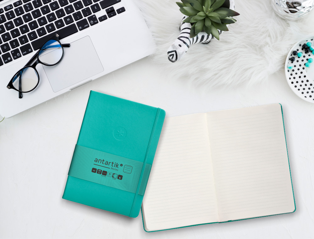 CUADERNO CON GOMILLA ANTARTIK NOTES TAPA DURA A5 HOJAS RAYAS TURQUESA 100 HOJAS 80 GR FSC