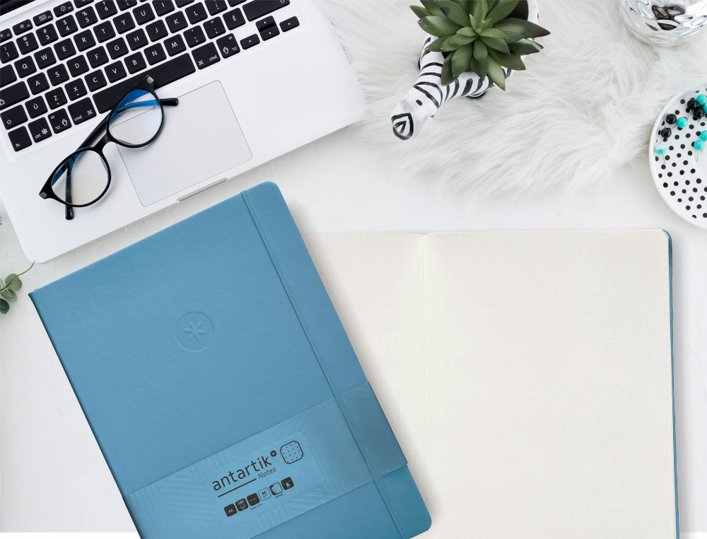 CUADERNO CON GOMILLA ANTARTIK NOTES TAPA DURA A4 HOJAS PUNTOS AZUL CLARO 100 HOJAS 80 GR FSC