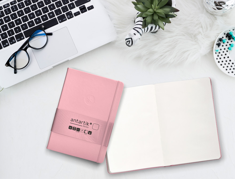CUADERNO CON GOMILLA ANTARTIK NOTES TAPA DURA A5 HOJAS LISAS ROSA PASTEL 100 HOJAS 80 GR FSC