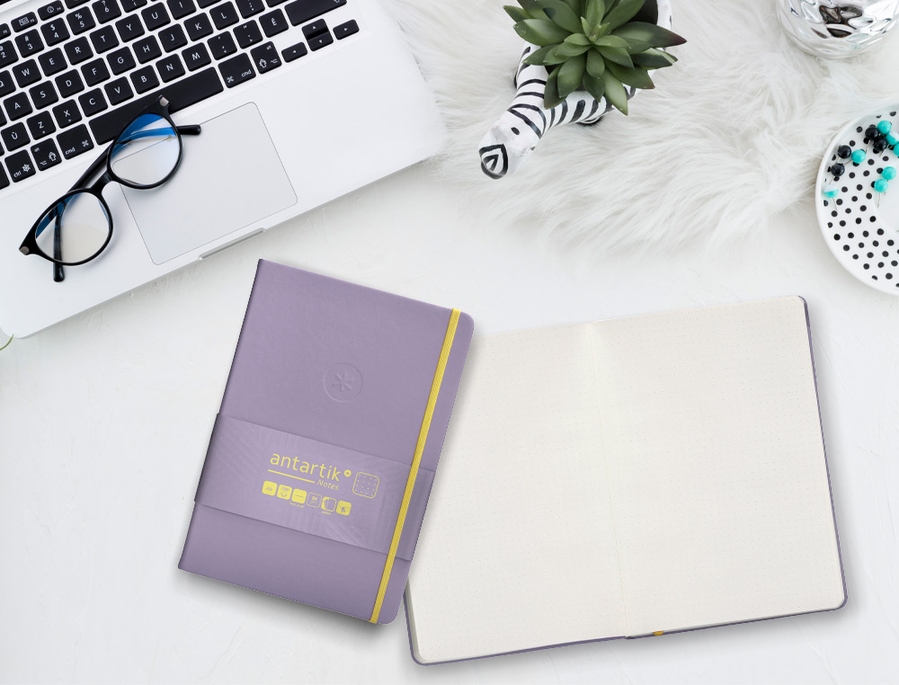 CUADERNO CON GOMILLA ANTARTIK NOTES TAPA DURA A5 HOJAS PUNTOS MORADO Y AMARILLO 100 HOJAS 80 GR FSC