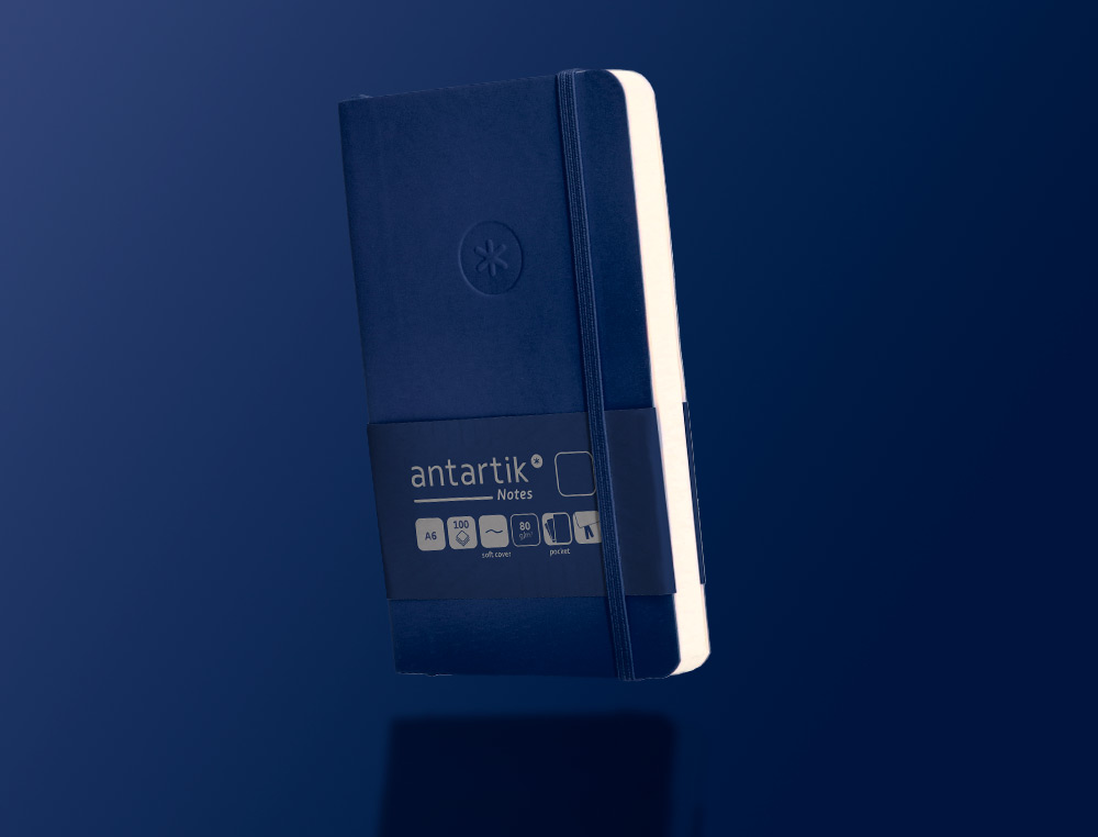 CUADERNO CON GOMILLA ANTARTIK NOTES TAPA BLANDA A6 HOJAS LISAS AZUL MARINO 100 HOJAS 80 GR FSC