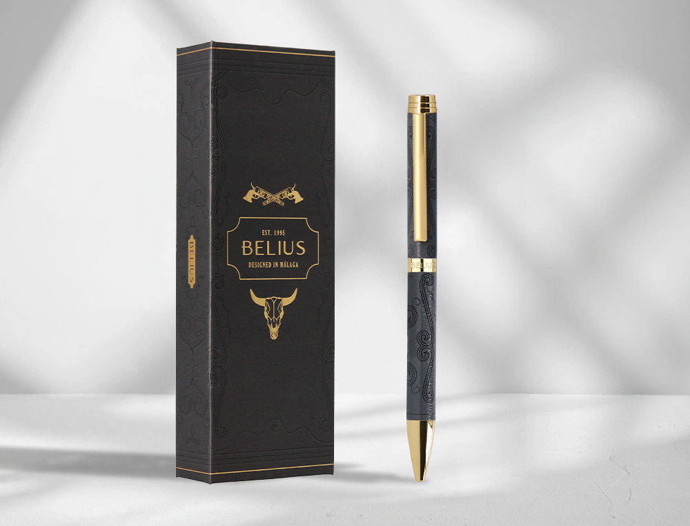 BOLIGRAFO BELIUS WILD WEST ALUMINIO COLOR NEGRO DORADO TINTA COLOR AZUL CAJA DE DISEO