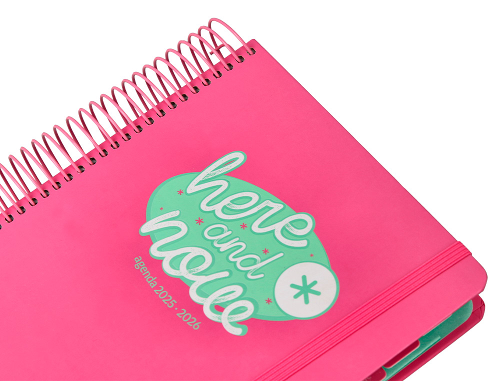 AGENDA ESCOLAR ANTARTIK 25-26 ESPIRAL HERE AND NOW ROSA DIA PAGINA A5 BILINGE PAPEL FSC 80 GR
