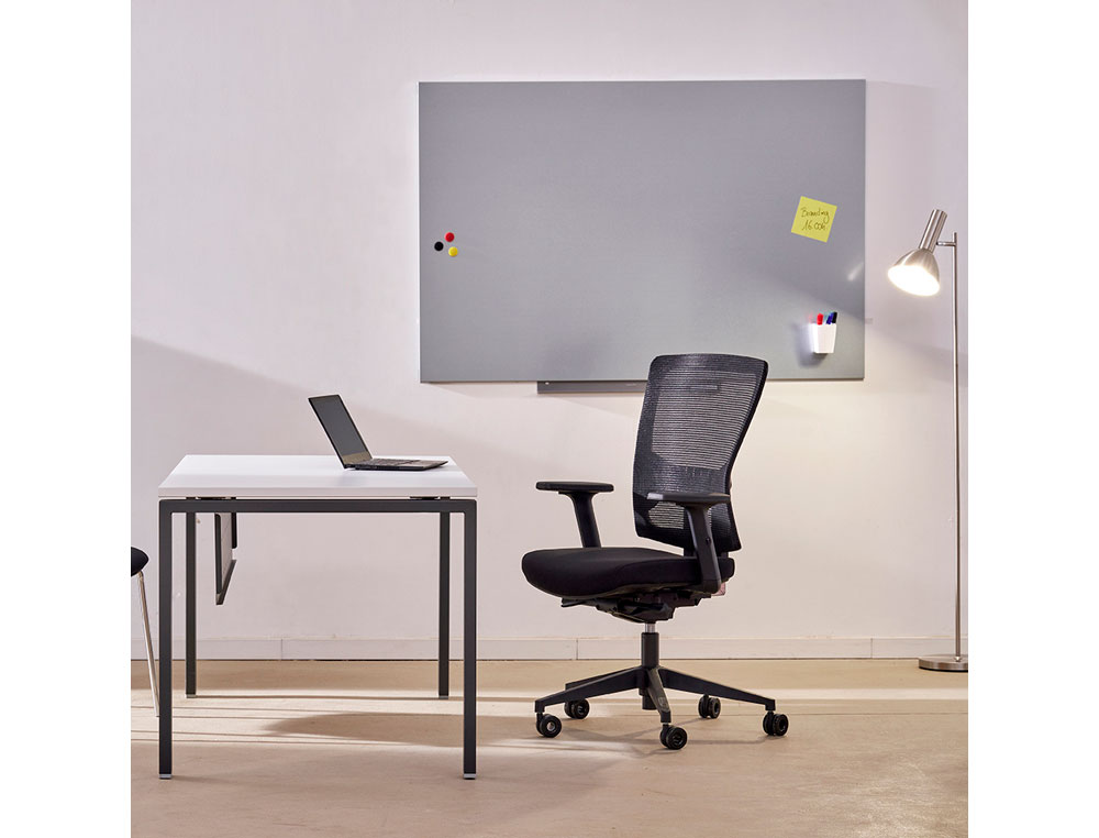 SILLA DE OFICINA ROCADA BRAZOS REGULABLES ASIENTO TELA IGNIFUGA Y RESPALDO MALLA COLOR NEGRO